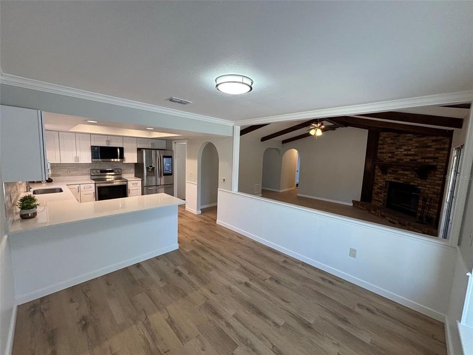 Activo con contrato: $364,500 (4 camas, 2 baños, 1963 Pies cuadrados)