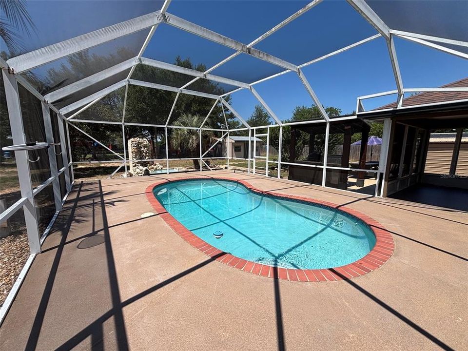 Activo con contrato: $364,500 (4 camas, 2 baños, 1963 Pies cuadrados)
