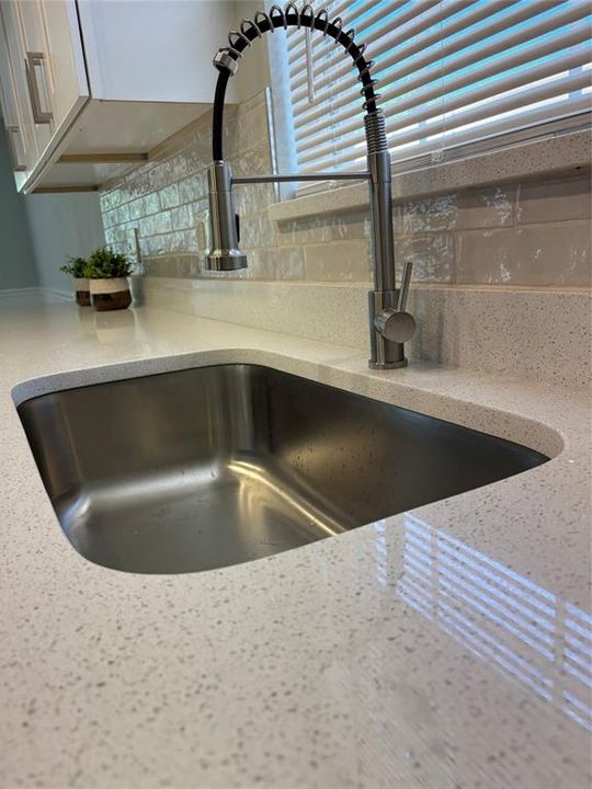 Activo con contrato: $364,500 (4 camas, 2 baños, 1963 Pies cuadrados)