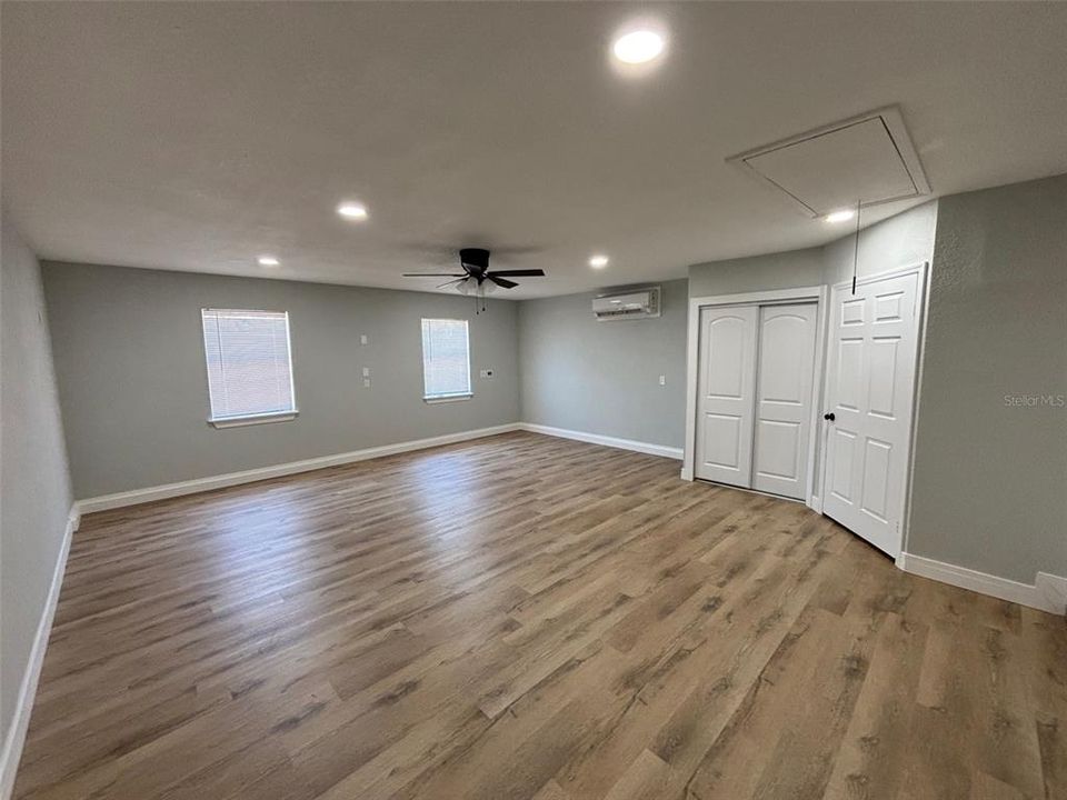 Activo con contrato: $364,500 (4 camas, 2 baños, 1963 Pies cuadrados)