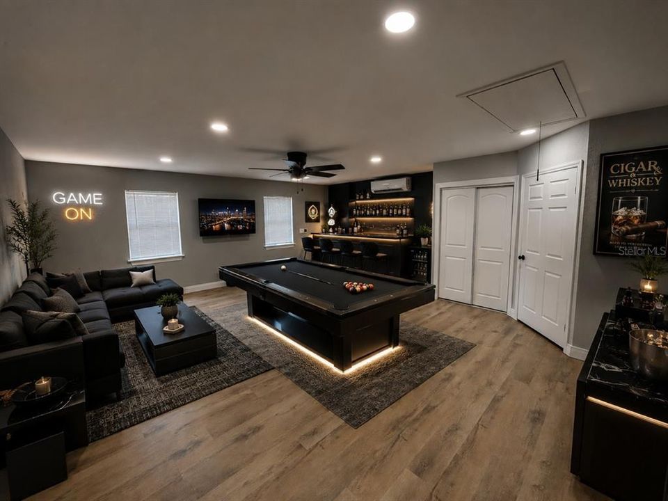 Activo con contrato: $364,500 (4 camas, 2 baños, 1963 Pies cuadrados)
