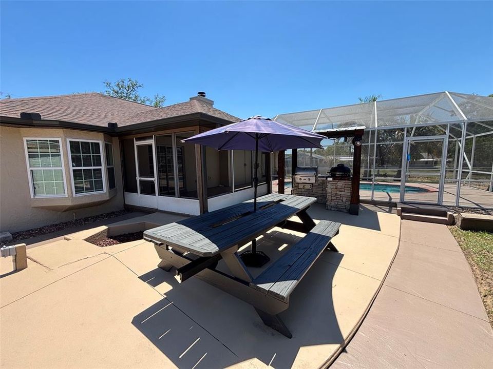 Activo con contrato: $364,500 (4 camas, 2 baños, 1963 Pies cuadrados)