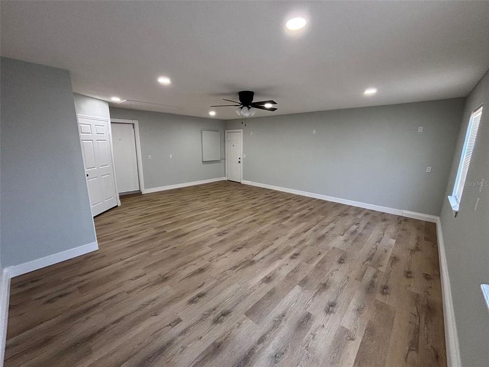 Activo con contrato: $364,500 (4 camas, 2 baños, 1963 Pies cuadrados)