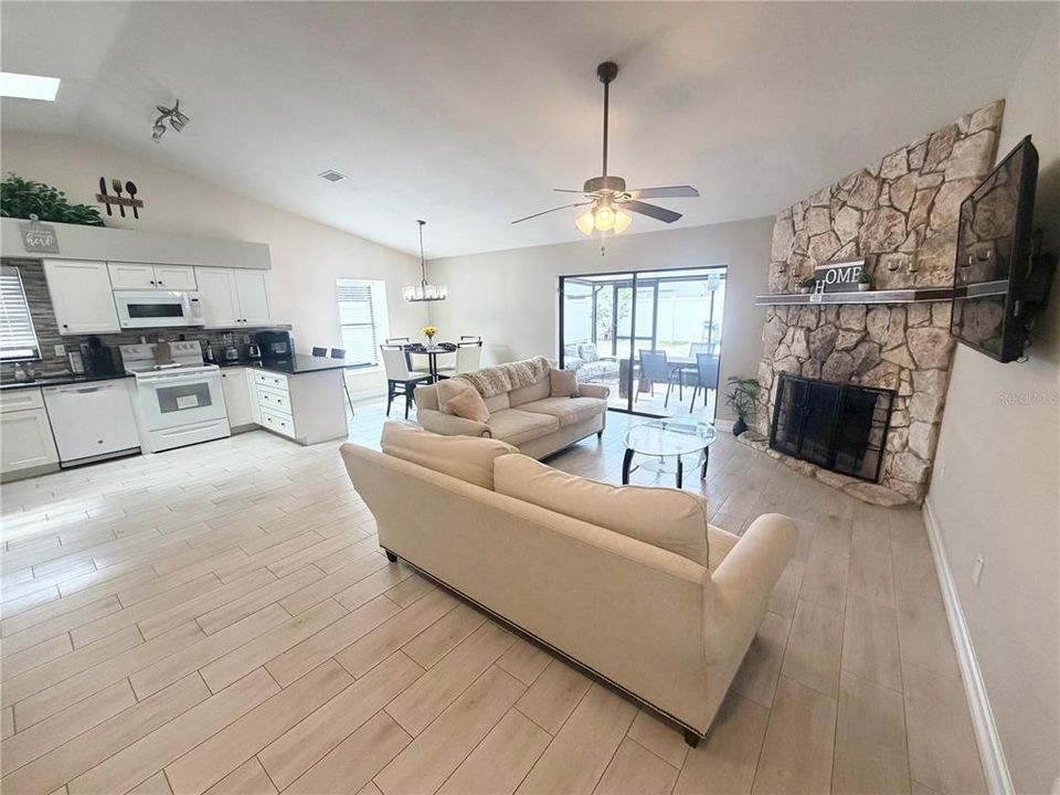Activo con contrato: $3,050 (3 camas, 2 baños, 1245 Pies cuadrados)