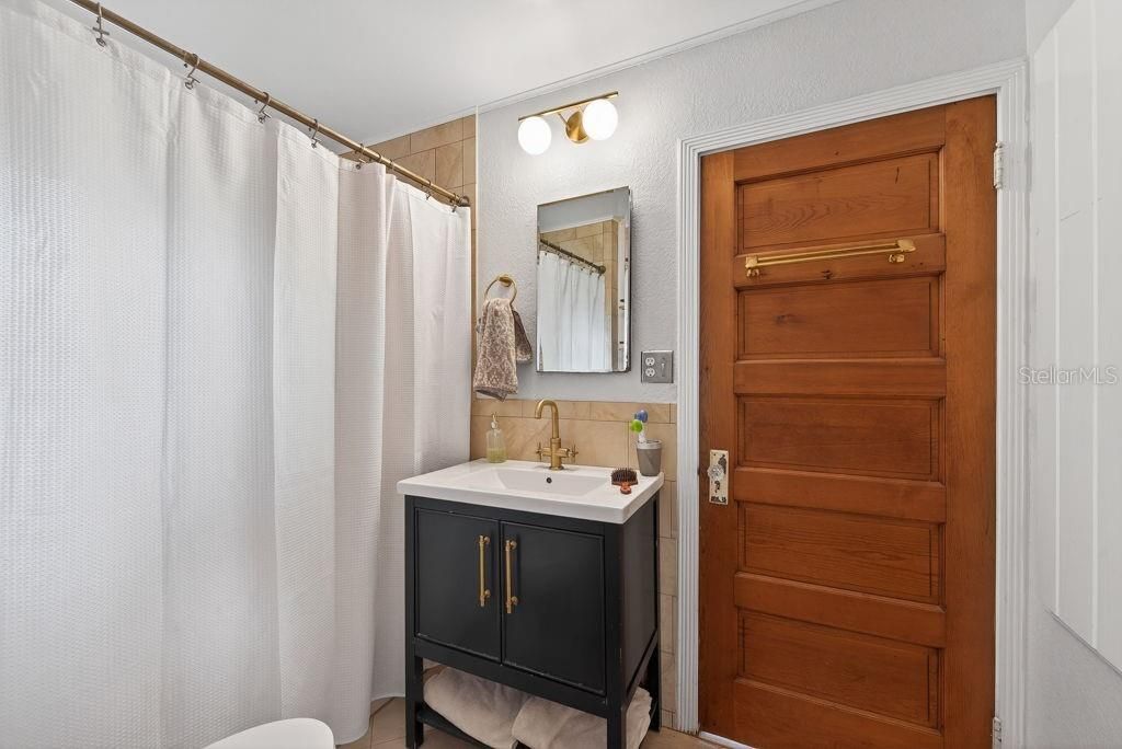 Activo con contrato: $360,000 (2 camas, 1 baños, 864 Pies cuadrados)