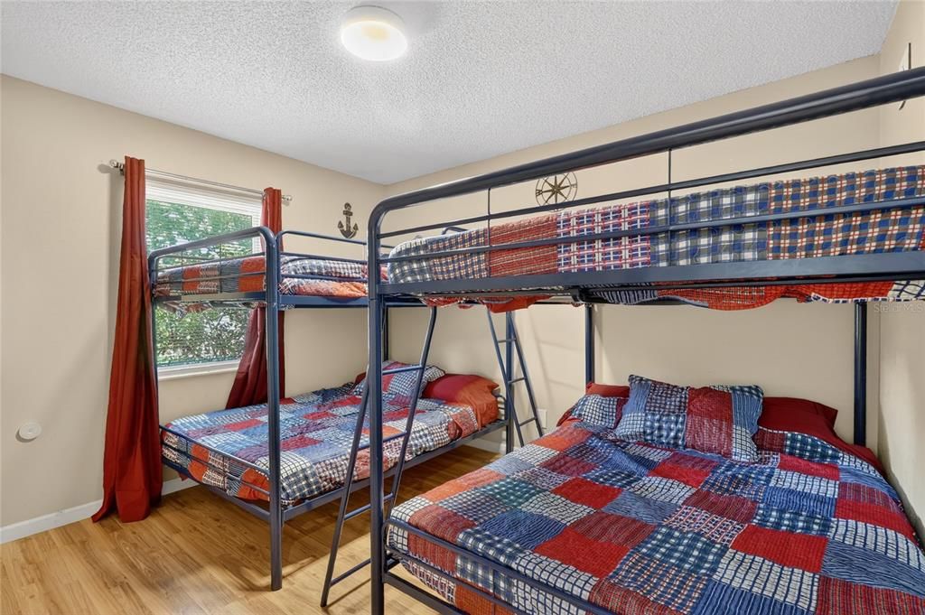 Activo con contrato: $370,000 (4 camas, 2 baños, 1668 Pies cuadrados)