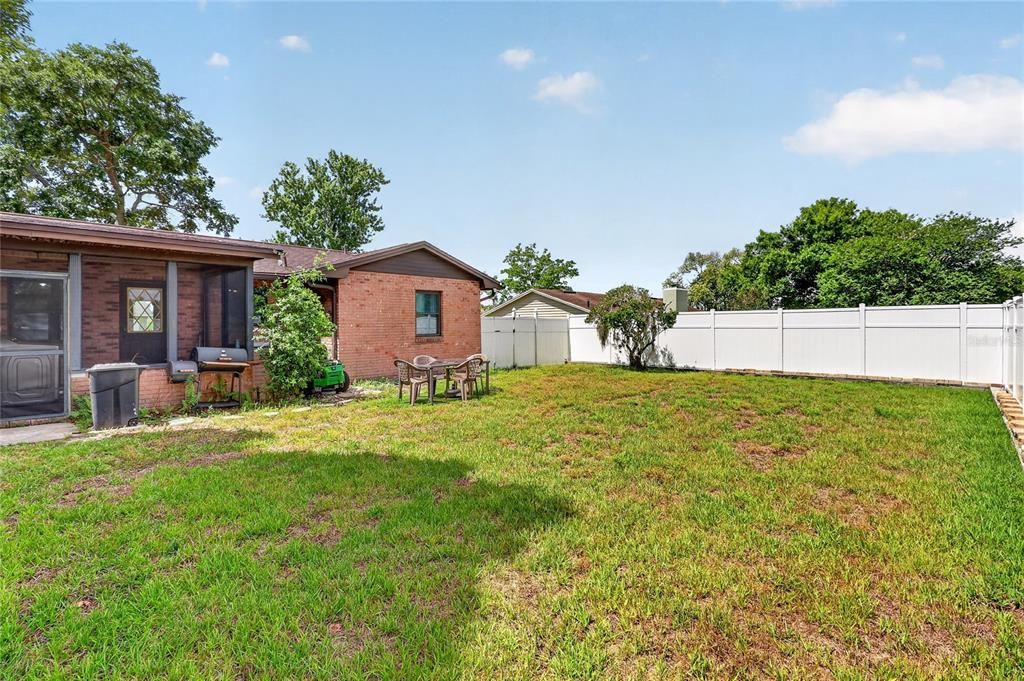 Activo con contrato: $370,000 (4 camas, 2 baños, 1668 Pies cuadrados)
