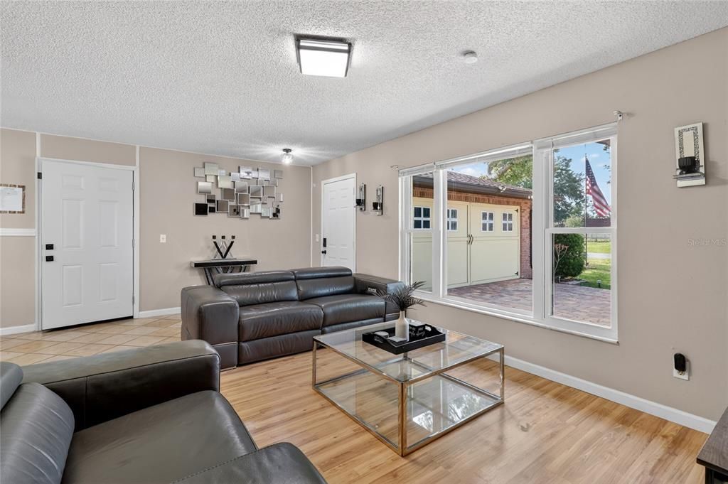Activo con contrato: $370,000 (4 camas, 2 baños, 1668 Pies cuadrados)