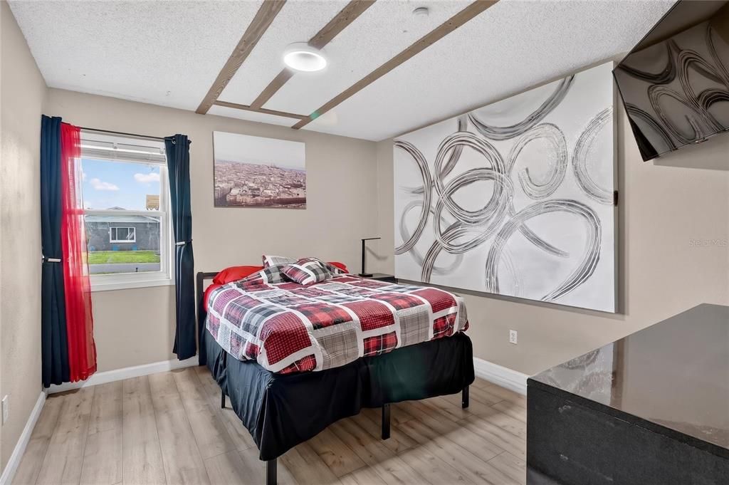 Activo con contrato: $370,000 (4 camas, 2 baños, 1668 Pies cuadrados)