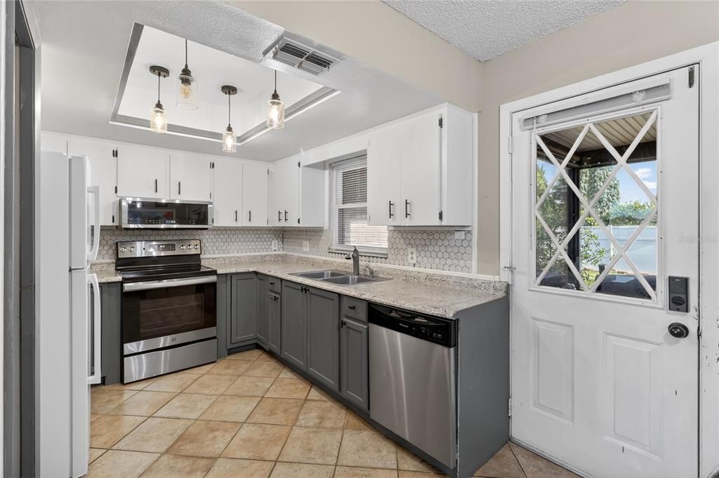 Activo con contrato: $370,000 (4 camas, 2 baños, 1668 Pies cuadrados)