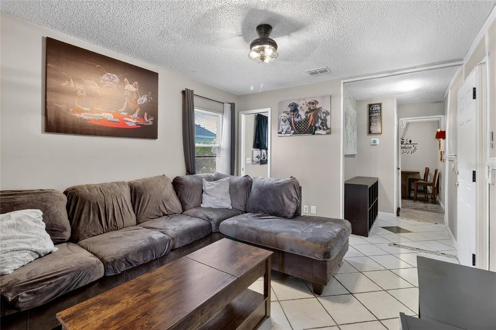 Activo con contrato: $370,000 (4 camas, 2 baños, 1668 Pies cuadrados)