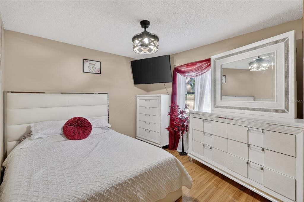 Activo con contrato: $370,000 (4 camas, 2 baños, 1668 Pies cuadrados)