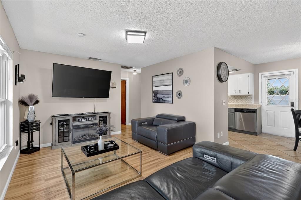 Activo con contrato: $370,000 (4 camas, 2 baños, 1668 Pies cuadrados)