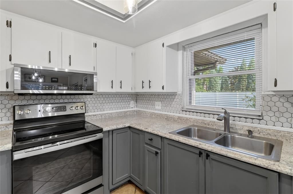 Activo con contrato: $370,000 (4 camas, 2 baños, 1668 Pies cuadrados)