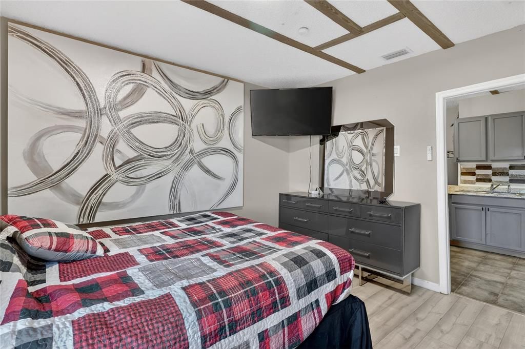 Activo con contrato: $370,000 (4 camas, 2 baños, 1668 Pies cuadrados)