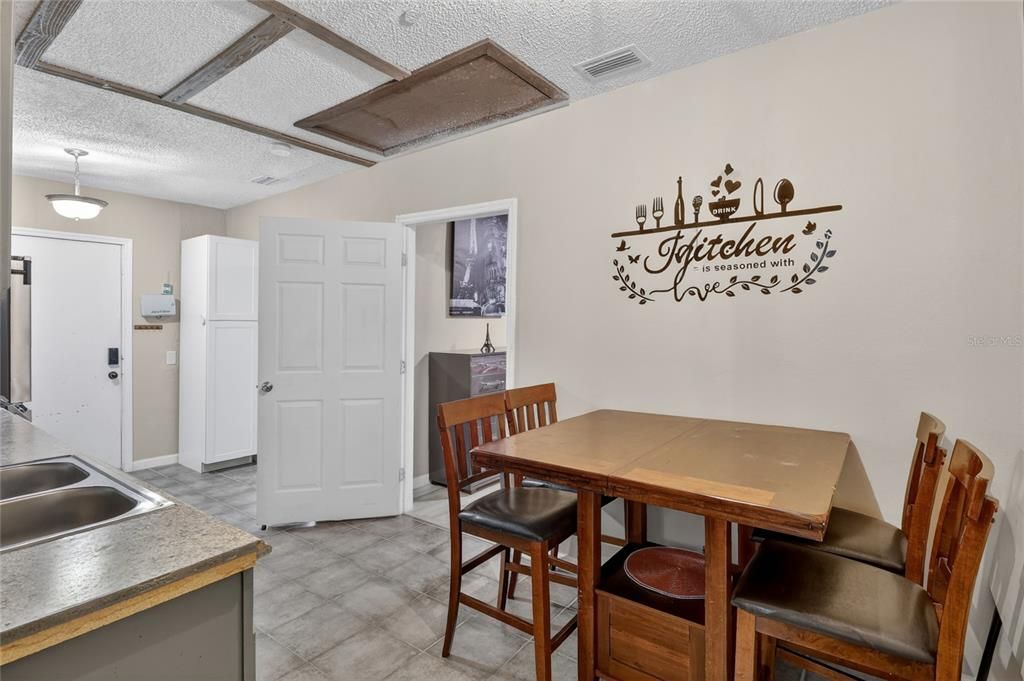 Activo con contrato: $370,000 (4 camas, 2 baños, 1668 Pies cuadrados)