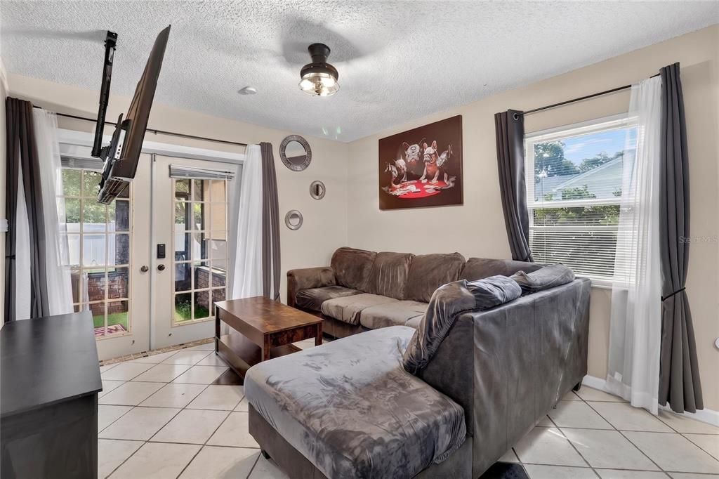 Activo con contrato: $370,000 (4 camas, 2 baños, 1668 Pies cuadrados)
