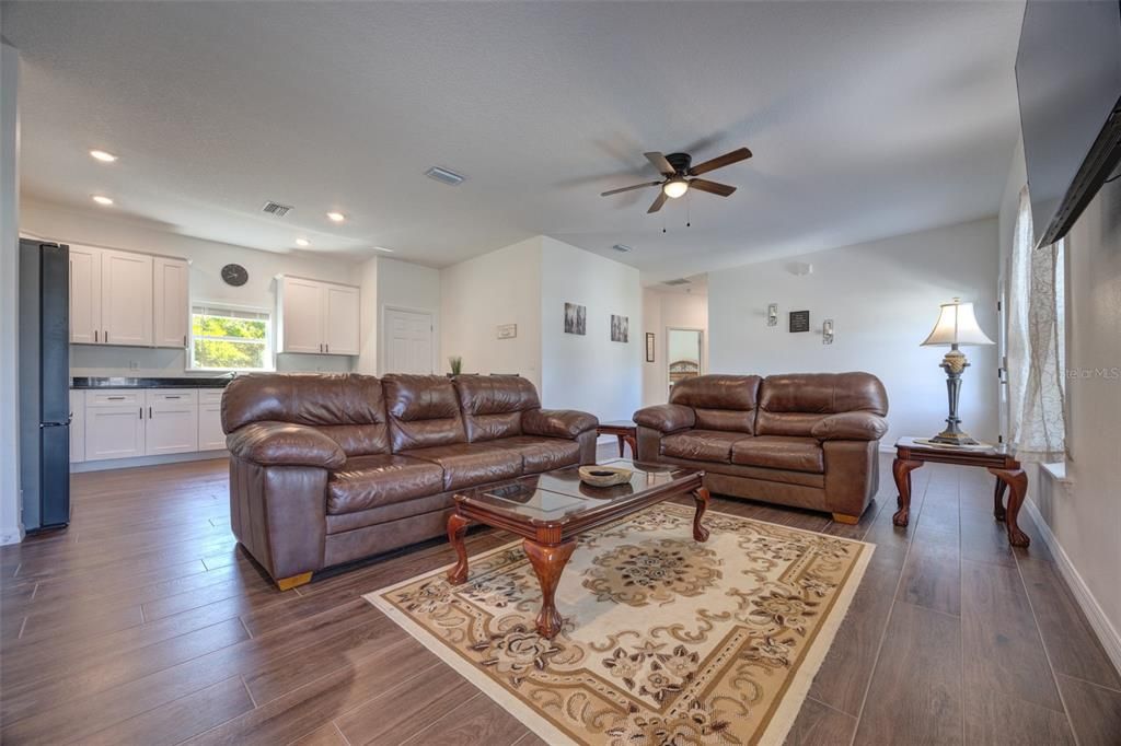 For Sale: $315,000 (3 beds, 2 baths, 1371 Square Feet)