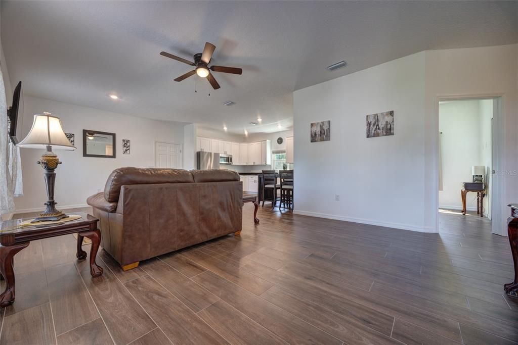 For Sale: $315,000 (3 beds, 2 baths, 1371 Square Feet)