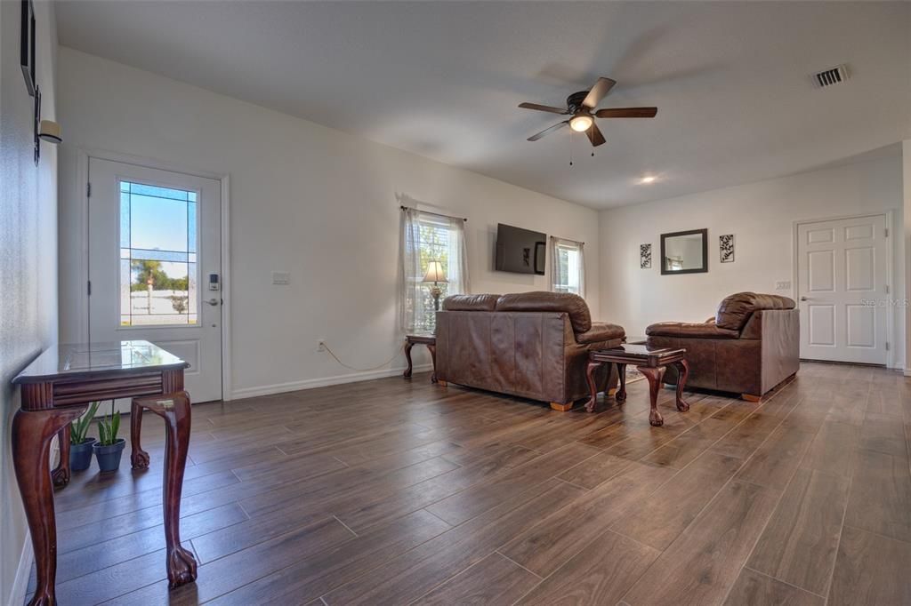 For Sale: $315,000 (3 beds, 2 baths, 1371 Square Feet)