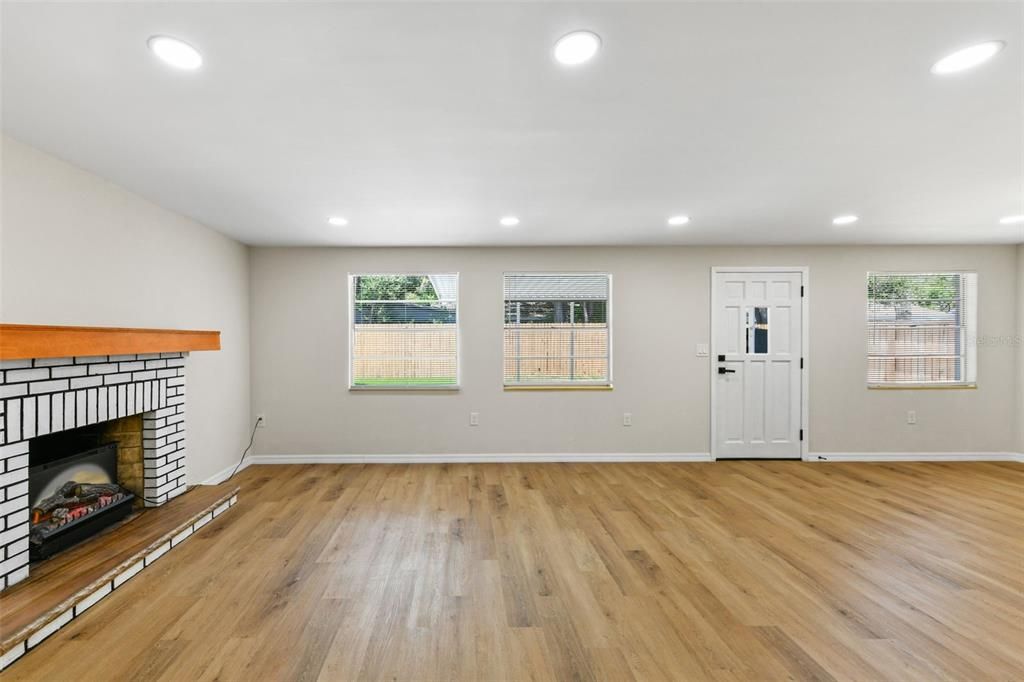 Activo con contrato: $399,999 (3 camas, 2 baños, 1526 Pies cuadrados)