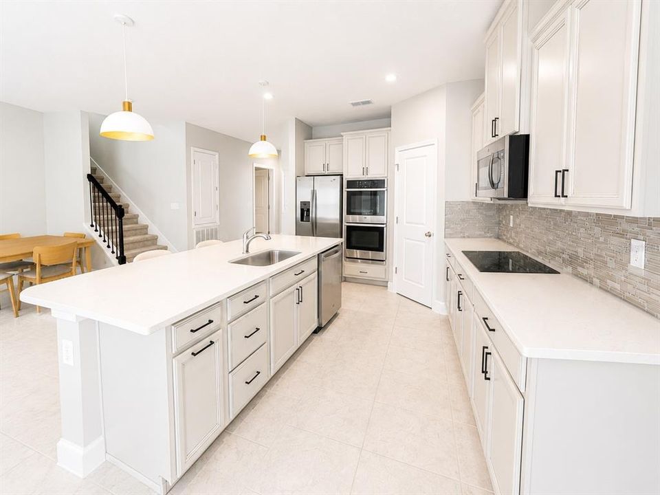 En Venta: $429,000 (4 camas, 2 baños, 2404 Pies cuadrados)
