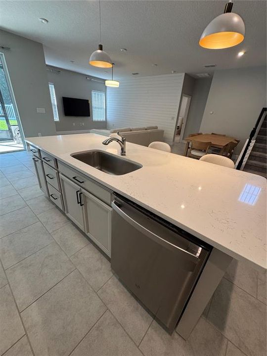En Venta: $429,000 (4 camas, 2 baños, 2404 Pies cuadrados)
