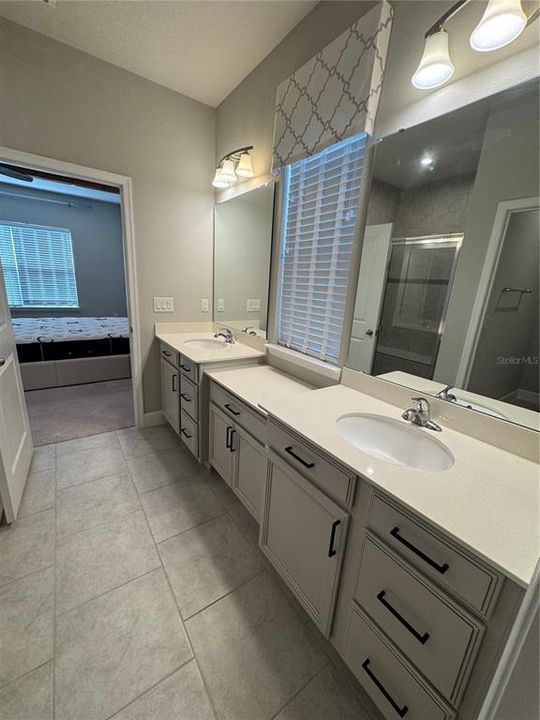 En Venta: $429,000 (4 camas, 2 baños, 2404 Pies cuadrados)