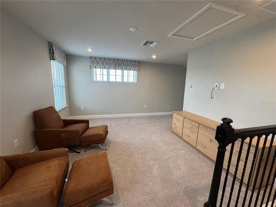 En Venta: $429,000 (4 camas, 2 baños, 2404 Pies cuadrados)