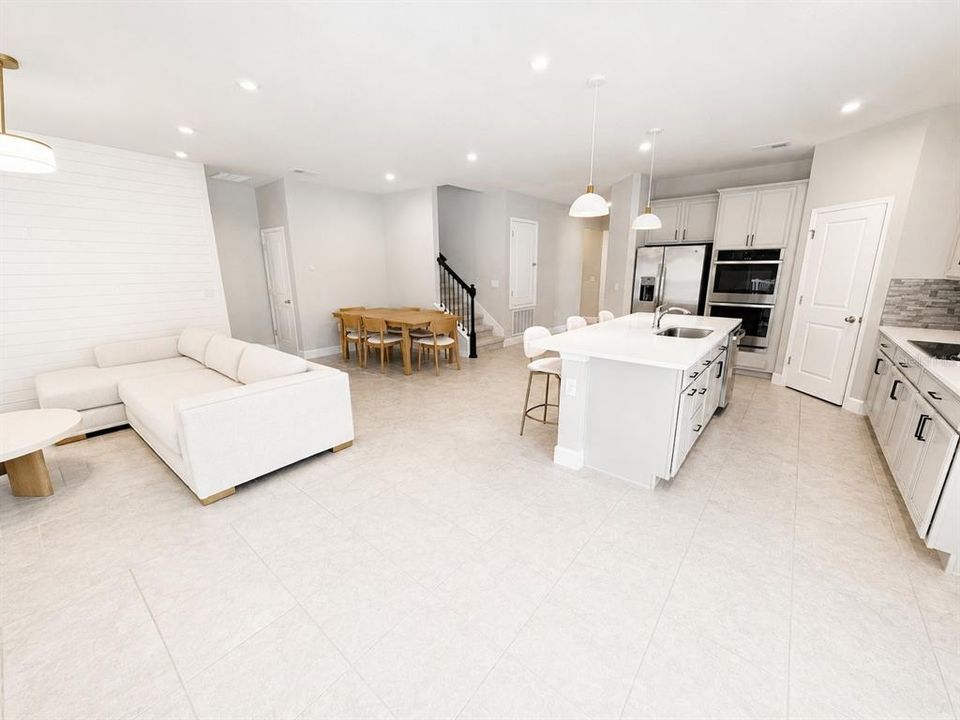 En Venta: $429,000 (4 camas, 2 baños, 2404 Pies cuadrados)