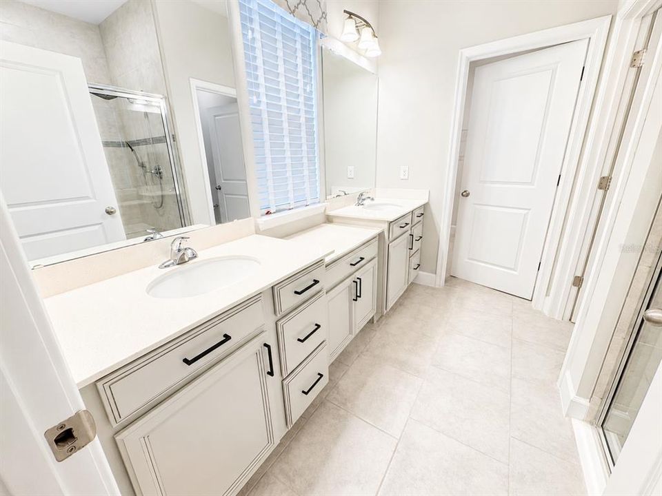 En Venta: $429,000 (4 camas, 2 baños, 2404 Pies cuadrados)