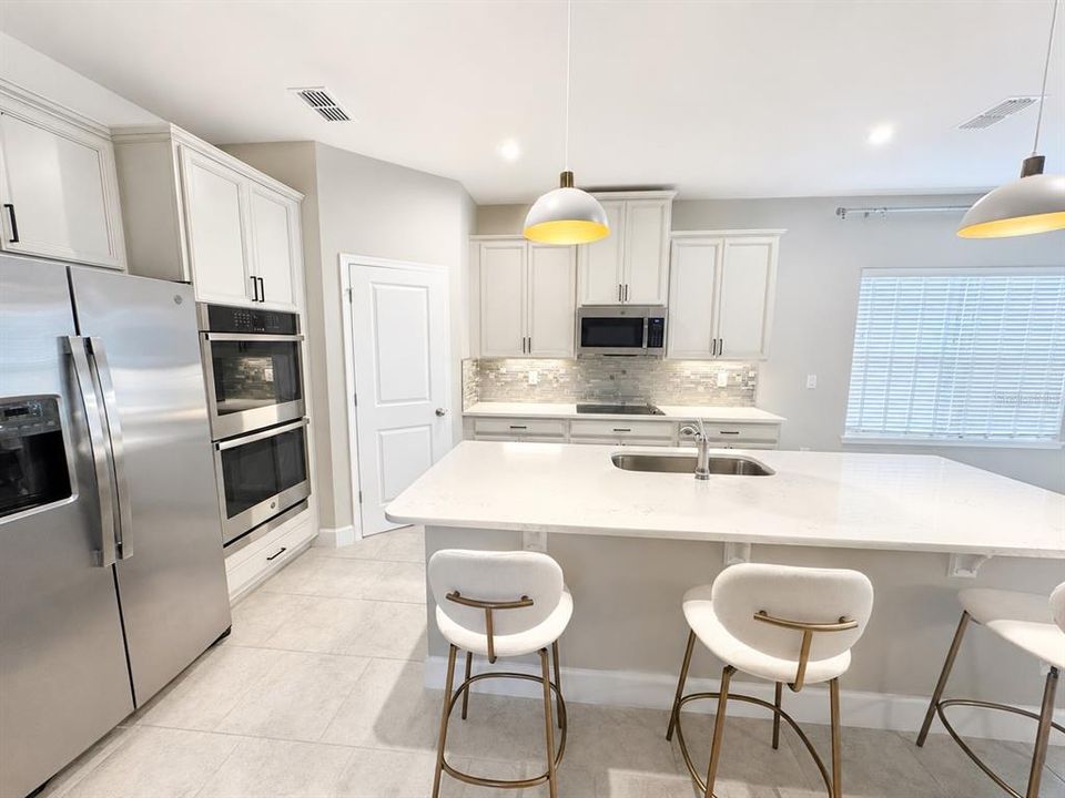 En Venta: $429,000 (4 camas, 2 baños, 2404 Pies cuadrados)