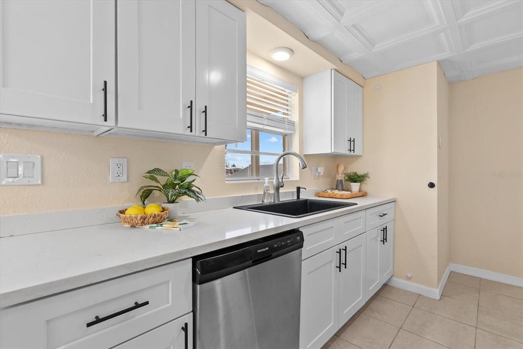 For Sale: $265,000 (2 beds, 2 baths, 1371 Square Feet)
