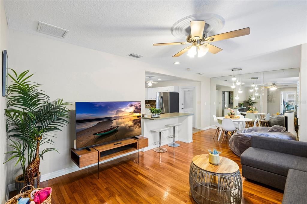 В аренду: $4,200 (2 спален, 2 ванн, 1230 Квадратных фут)