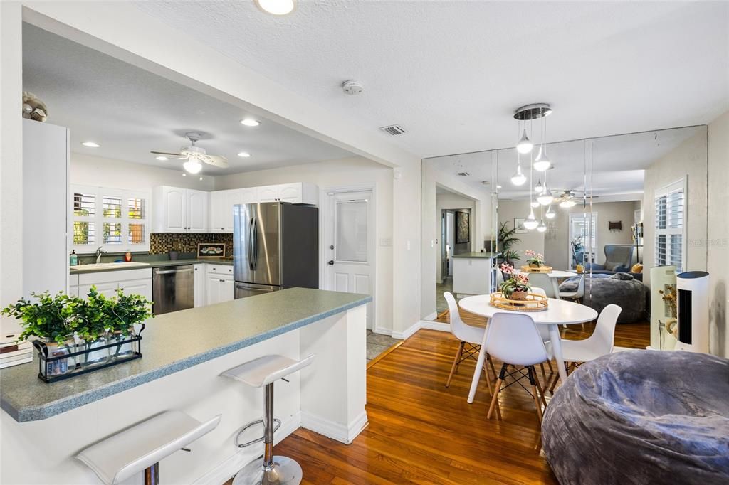 В аренду: $4,200 (2 спален, 2 ванн, 1230 Квадратных фут)