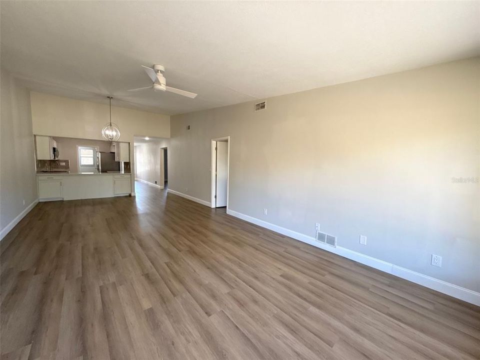 For Sale: $250,000 (2 beds, 2 baths, 1304 Square Feet)