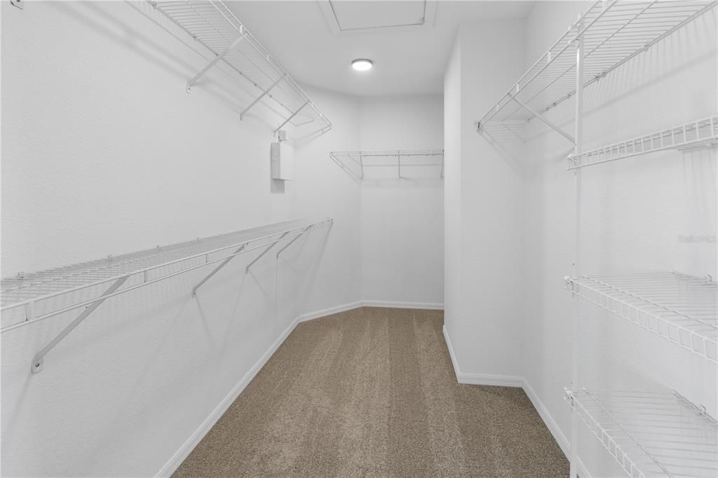 合同活跃: $399,900 (3 贝兹, 3 浴室, 2012 平方英尺)