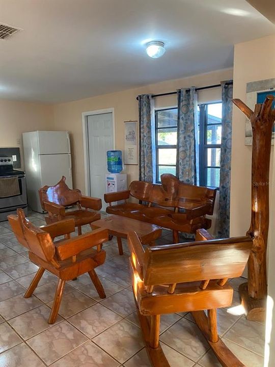 For Rent: $1,300 (1 beds, 1 baths, 800 Square Feet)
