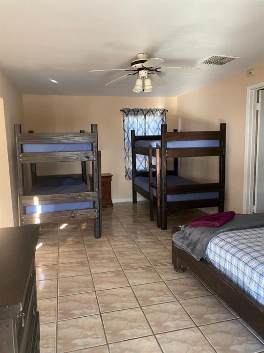 For Rent: $1,300 (1 beds, 1 baths, 800 Square Feet)