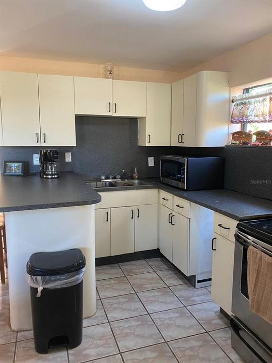 For Rent: $1,300 (1 beds, 1 baths, 800 Square Feet)