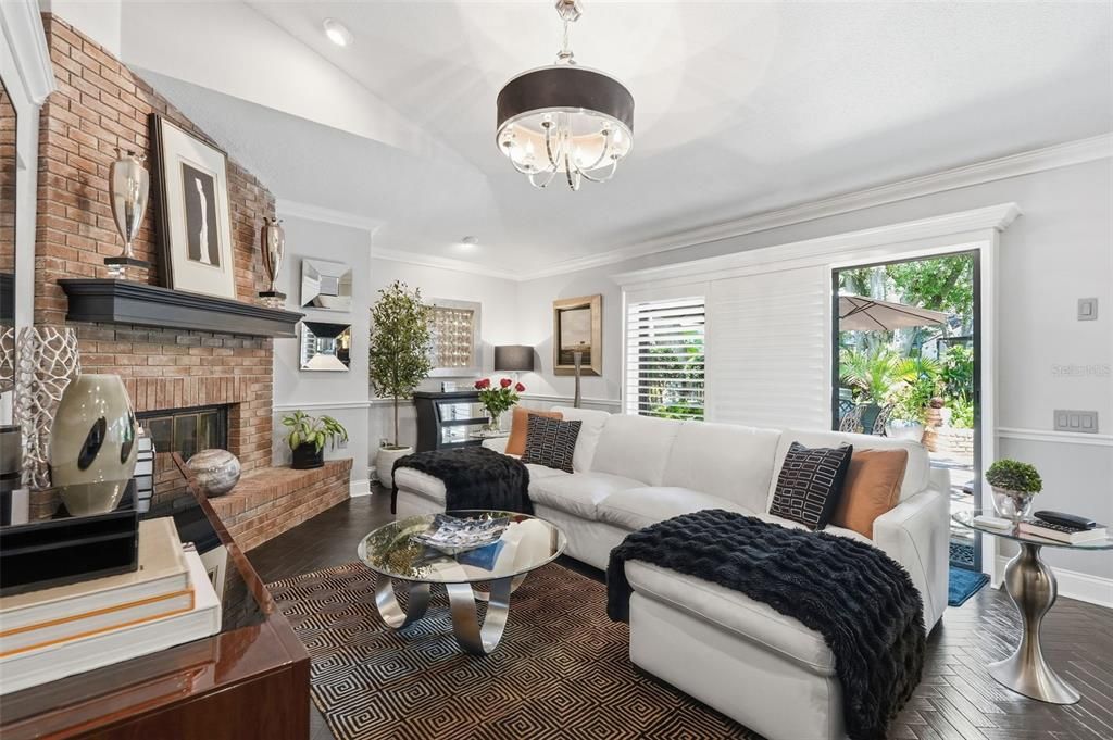 Activo con contrato: $825,000 (4 camas, 2 baños, 2267 Pies cuadrados)