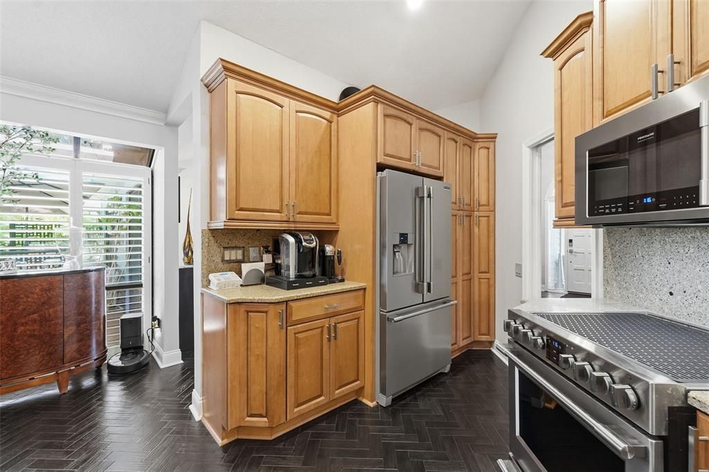 Activo con contrato: $825,000 (4 camas, 2 baños, 2267 Pies cuadrados)