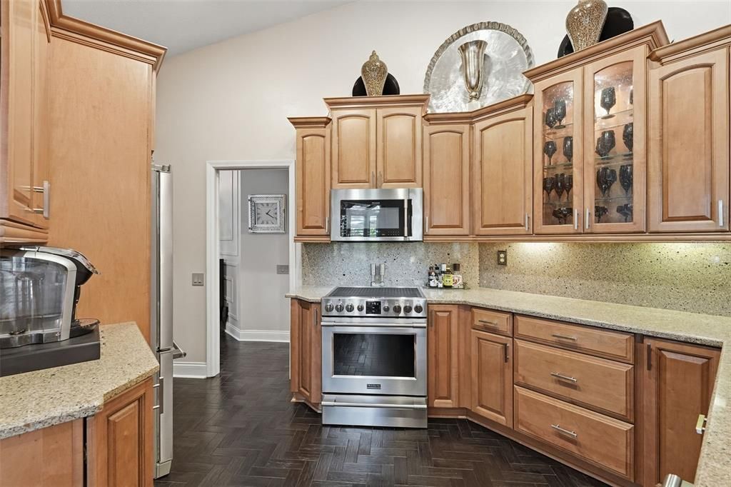 Activo con contrato: $825,000 (4 camas, 2 baños, 2267 Pies cuadrados)