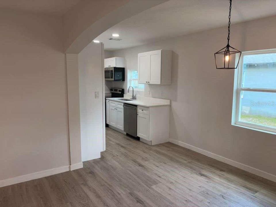 For Rent: $1,800 (3 beds, 1 baths, 958 Square Feet)