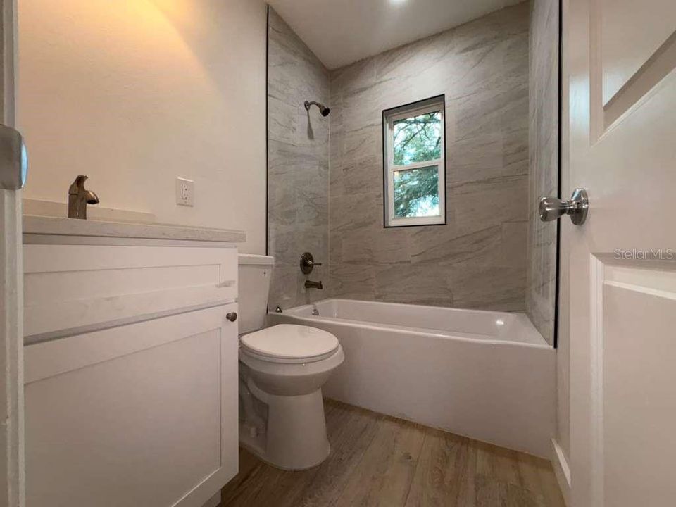 For Rent: $1,800 (3 beds, 1 baths, 958 Square Feet)