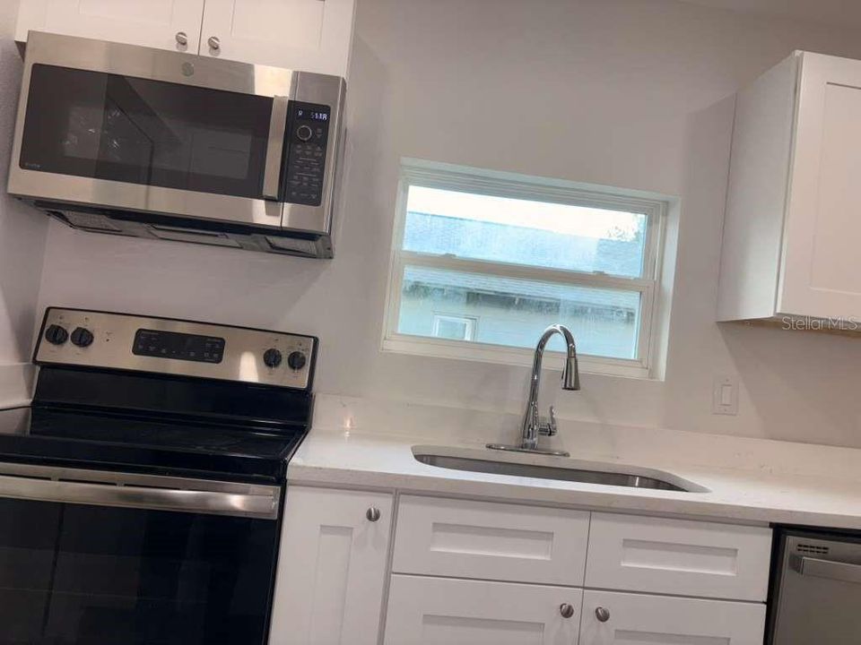 For Rent: $1,800 (3 beds, 1 baths, 958 Square Feet)