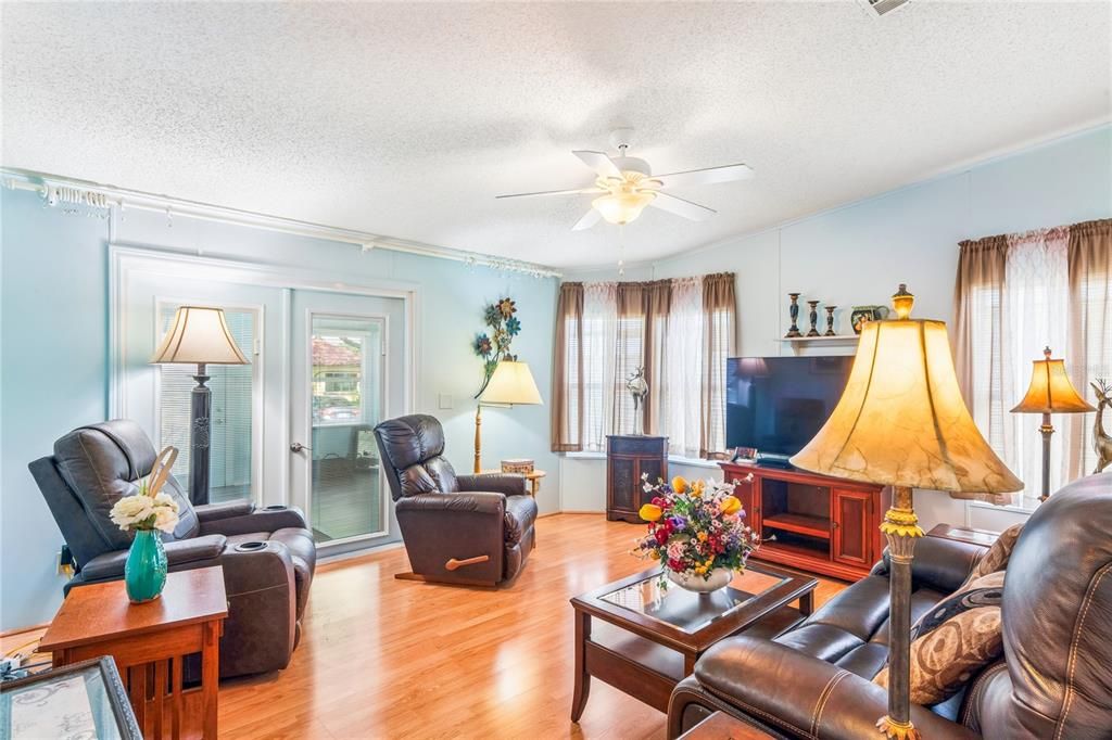For Sale: $145,000 (2 beds, 2 baths, 1026 Square Feet)