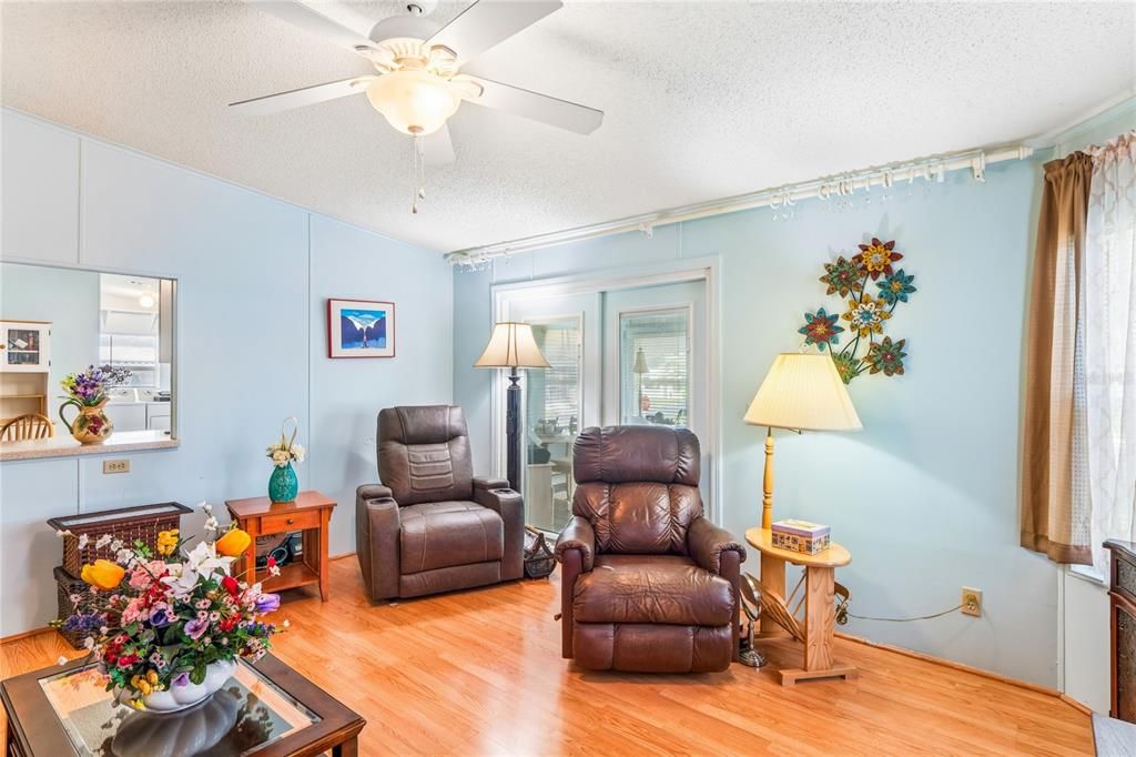 For Sale: $145,000 (2 beds, 2 baths, 1026 Square Feet)