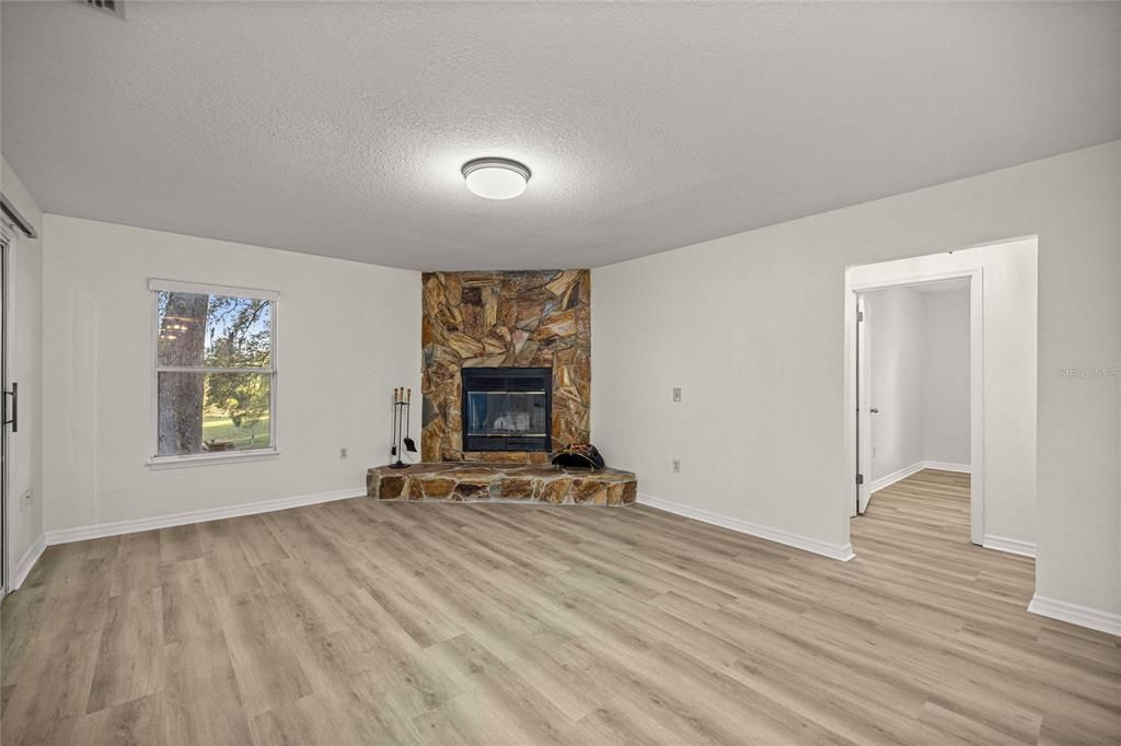 For Sale: $319,999 (3 beds, 2 baths, 2100 Square Feet)