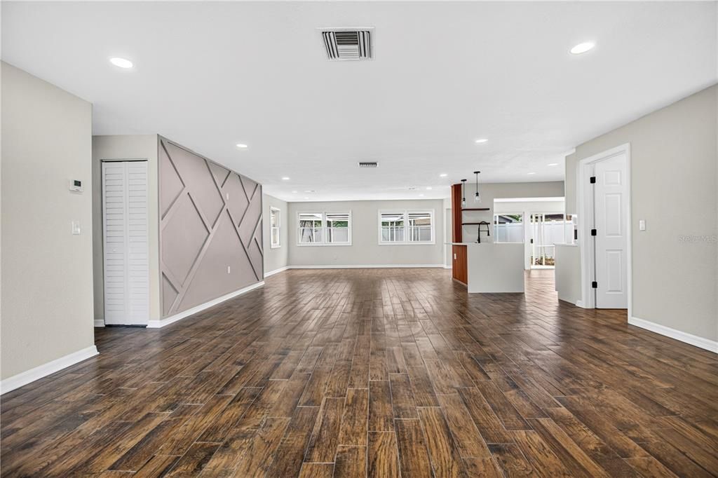 Activo con contrato: $370,000 (3 camas, 2 baños, 1617 Pies cuadrados)